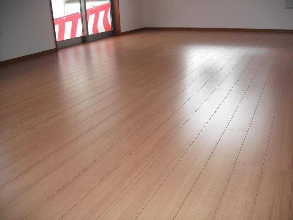 Living. 18 Pledge of spacious living! Open-minded LDK conversation of family bouncy! Warm space to feel the touch of the sun!