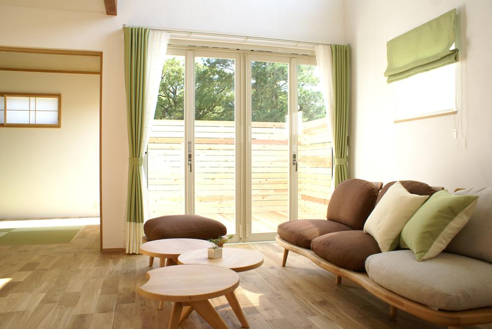 Model house photo. Bright living room that can have only the cafe time yourself