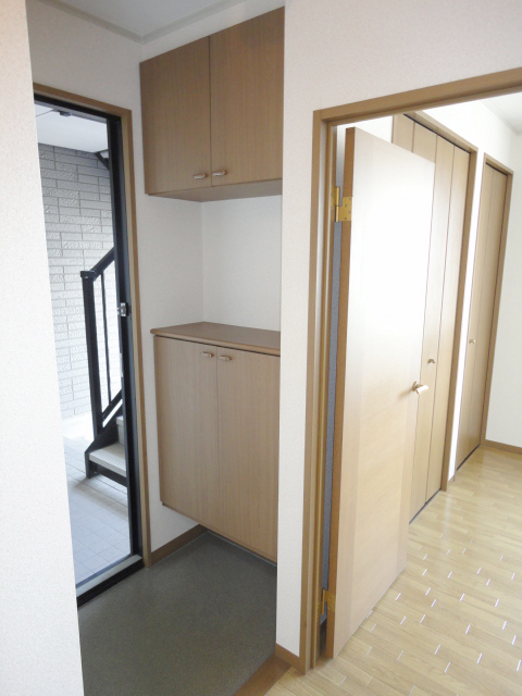 Entrance. There cupboard ^^