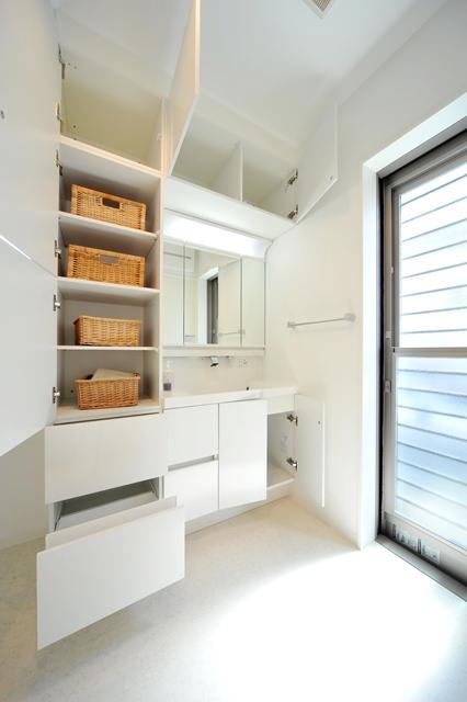 Model house photo. This breadth is also to ensure plenty of storage space. I director makes a more wide and large windows. 