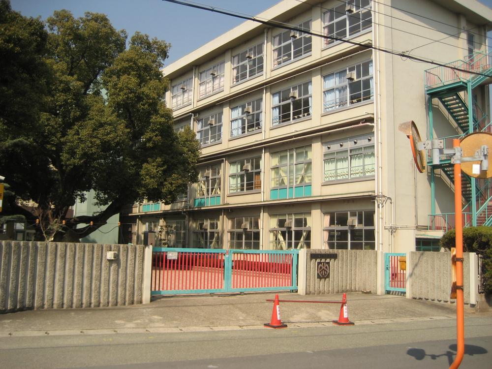 Primary school. 30m to Beppu elementary school