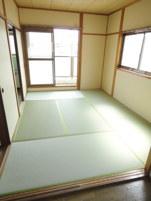 Living and room. Bright Japanese-style room 6 quires two-plane daylight ^^
