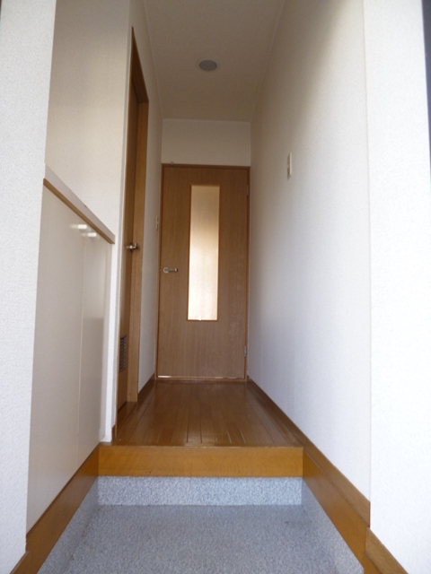 Entrance. There is also a shoe box.