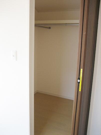 Receipt. Western-style 6 Pledge walk-in closet