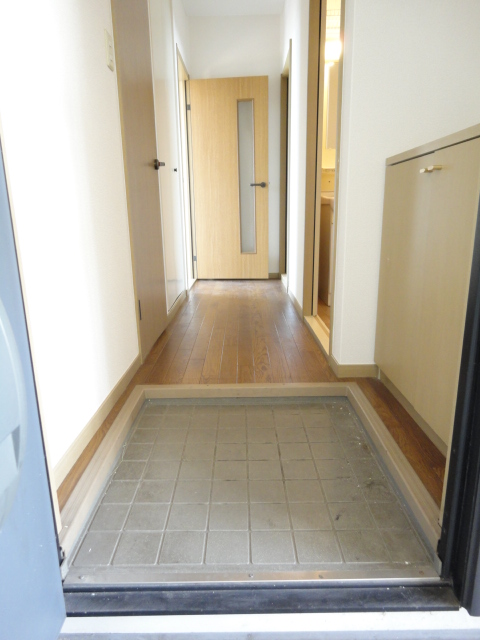 Entrance. With cupboard!