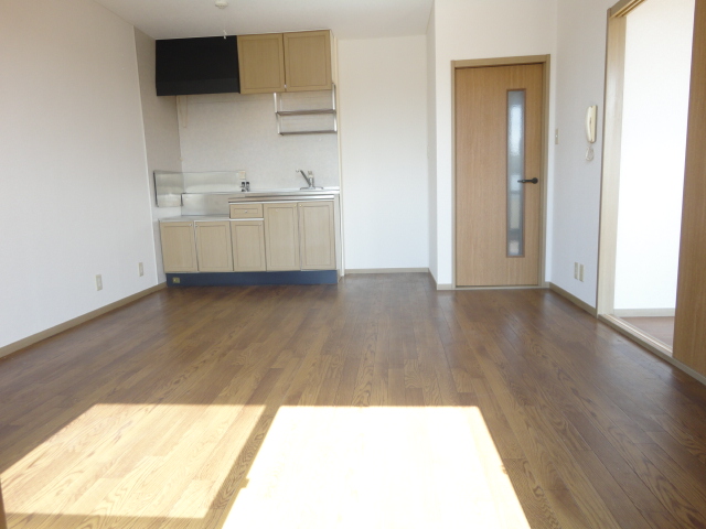 Living and room. Bright 9.5 Pledge living!