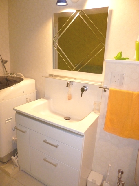 Washroom. I'm happy shampoo dresser.