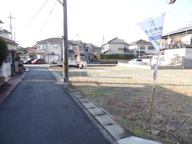 Local photos, including front road. Frontal road