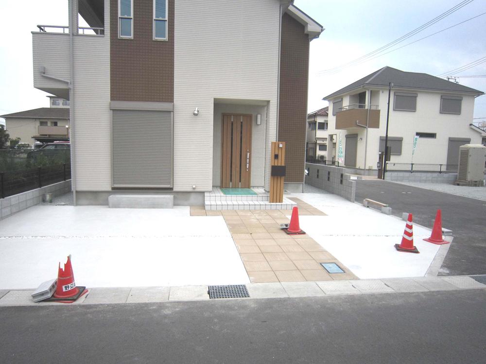 Local appearance photo. You can relax parking also large vehicles in the open outside the structure