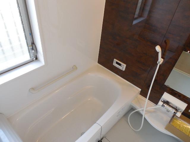 Bathroom. It is the bath of wide 1 pyeong type to heal fatigue of the day. Accent on the wall has worked! With happy bathroom heating dryer!