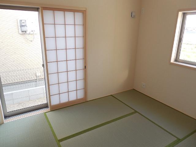 Non-living room. It is likely to be active at the time visitors are arranged is Japanese-style room is next to the first floor of the living room! Of course, it is with a closet.