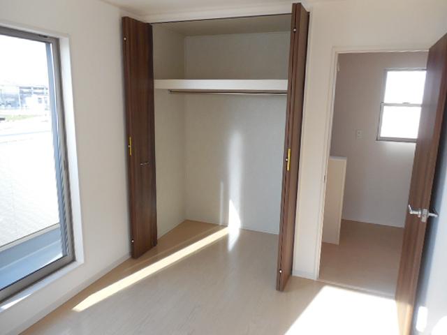 Non-living room. The living room of the second floor has all become a Western-style. Could live it as it is in no need closet because there is housed in all rooms.