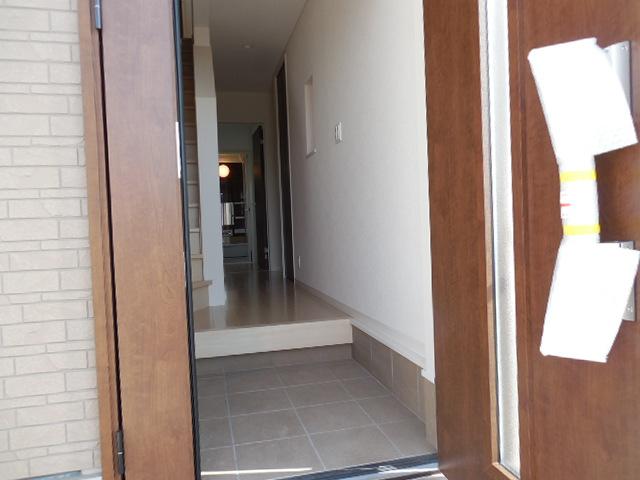 Entrance. Excellent storage capacity of the shoe box has been fitted to the front door.