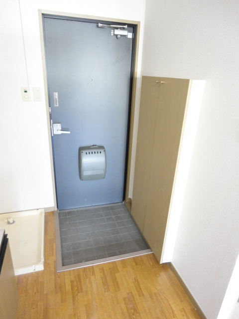 Entrance. With cupboard!