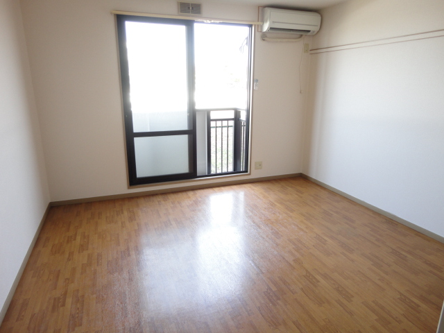 Living and room. Western-style 8 pledge! Air-conditioned!