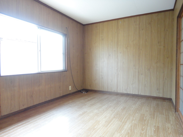 Other room space. The second floor is 6 Pledge Western-style!