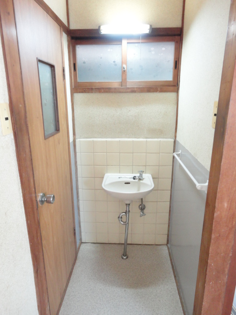 Other room space. Wash basin!