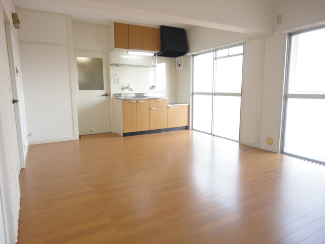 Living and room. Bright 11.5 quires living!