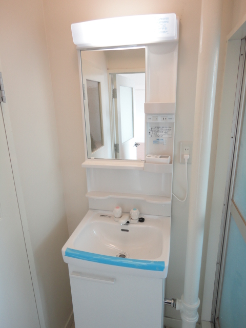 Washroom. Wash basin!