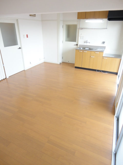 Living and room. Bright 11.5 quires living!