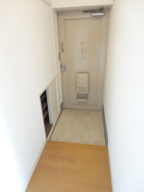 Entrance. With cupboard!