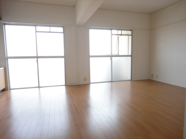 Living and room. Bright 11.5 quires living!