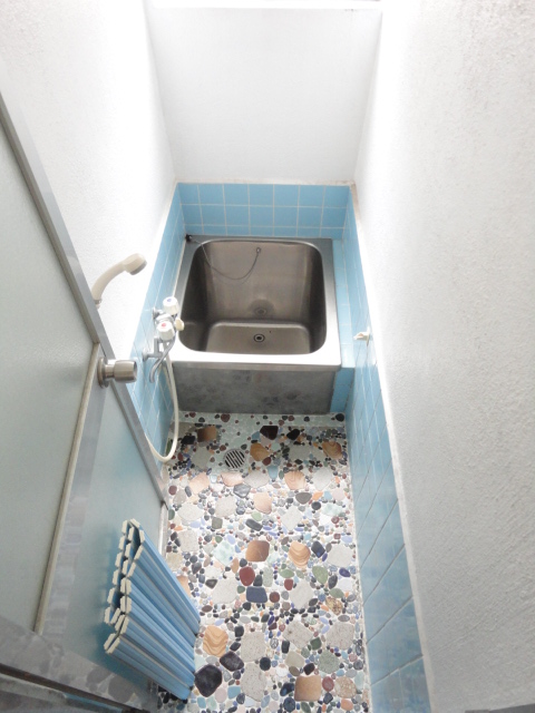 Bath. Shower! With window!