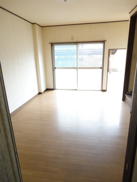 Living and room. Western-style is 6 Pledge!