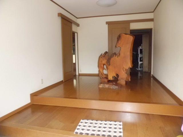 Entrance. Local (April 2013) Shooting