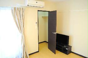 Receipt. Functional walk-in closet