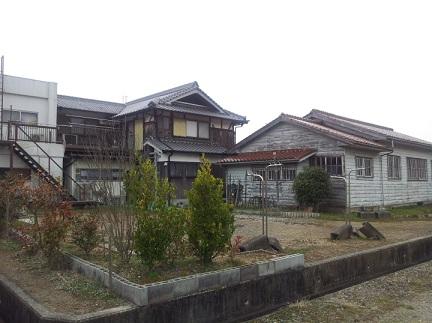 Local appearance photo. Garden: This is wide enough for your garden! You can walk along the creek!