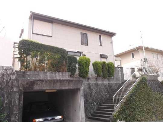 Local appearance photo. Exterior (car are not included in the price)