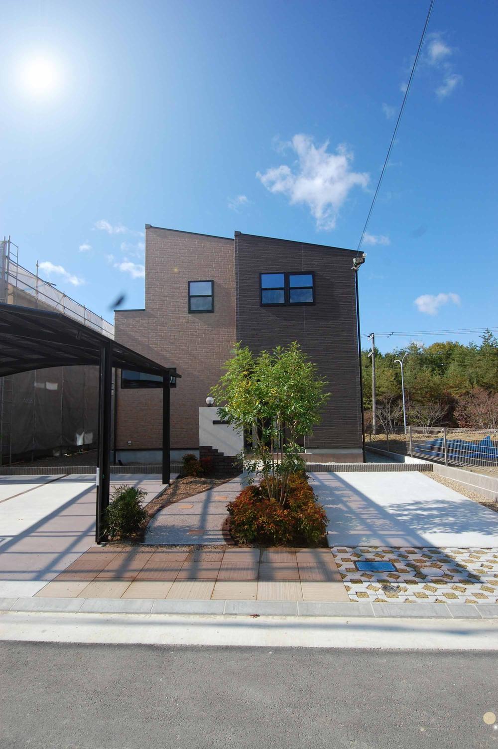 Building plan example (exterior photos). Helissio Wakaba Phase 1  Building example building area Was a commitment to the essence to 104 sq m simple appearance. 