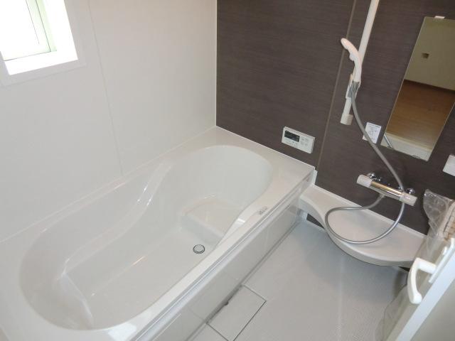 Bathroom. Local photo (bathroom) Bathroom heating dryer! Warm bath! 