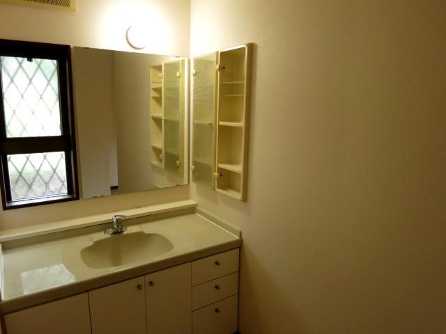 Wash basin, toilet. bathroom