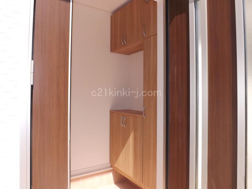 Entrance. Same specifications photos (entrance)