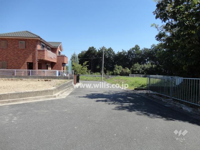 Local photos, including front road. Frontal road