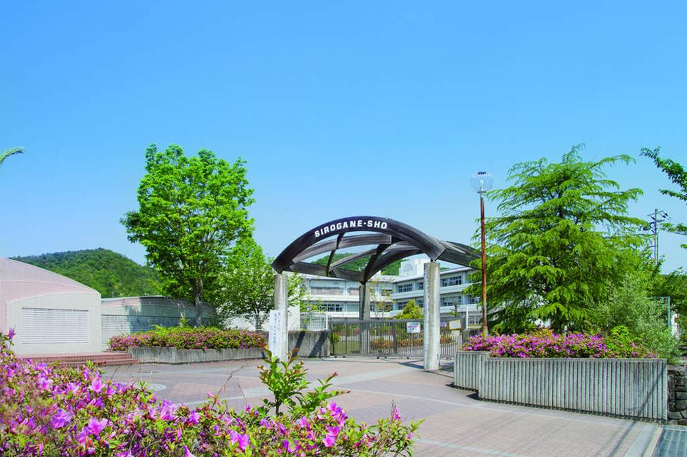 Primary school. Inagawa-cho 378m to stand platinum elementary school