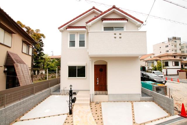 Same specifications photos (appearance). The appearance design of red roof tiles that combines calm and cuteness. Entrance approach Ya, Also stuck in the details, such as eaves. Our enforcement example