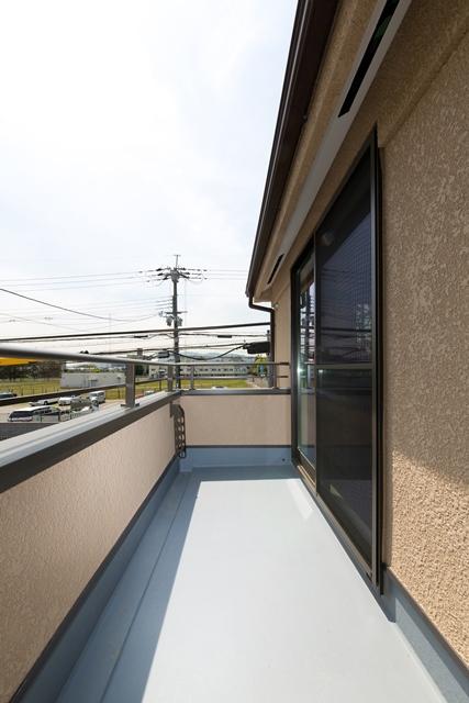 Balcony. Since the balcony can be secured on the sunny south-facing, There is no worry of laundry. Our enforcement example