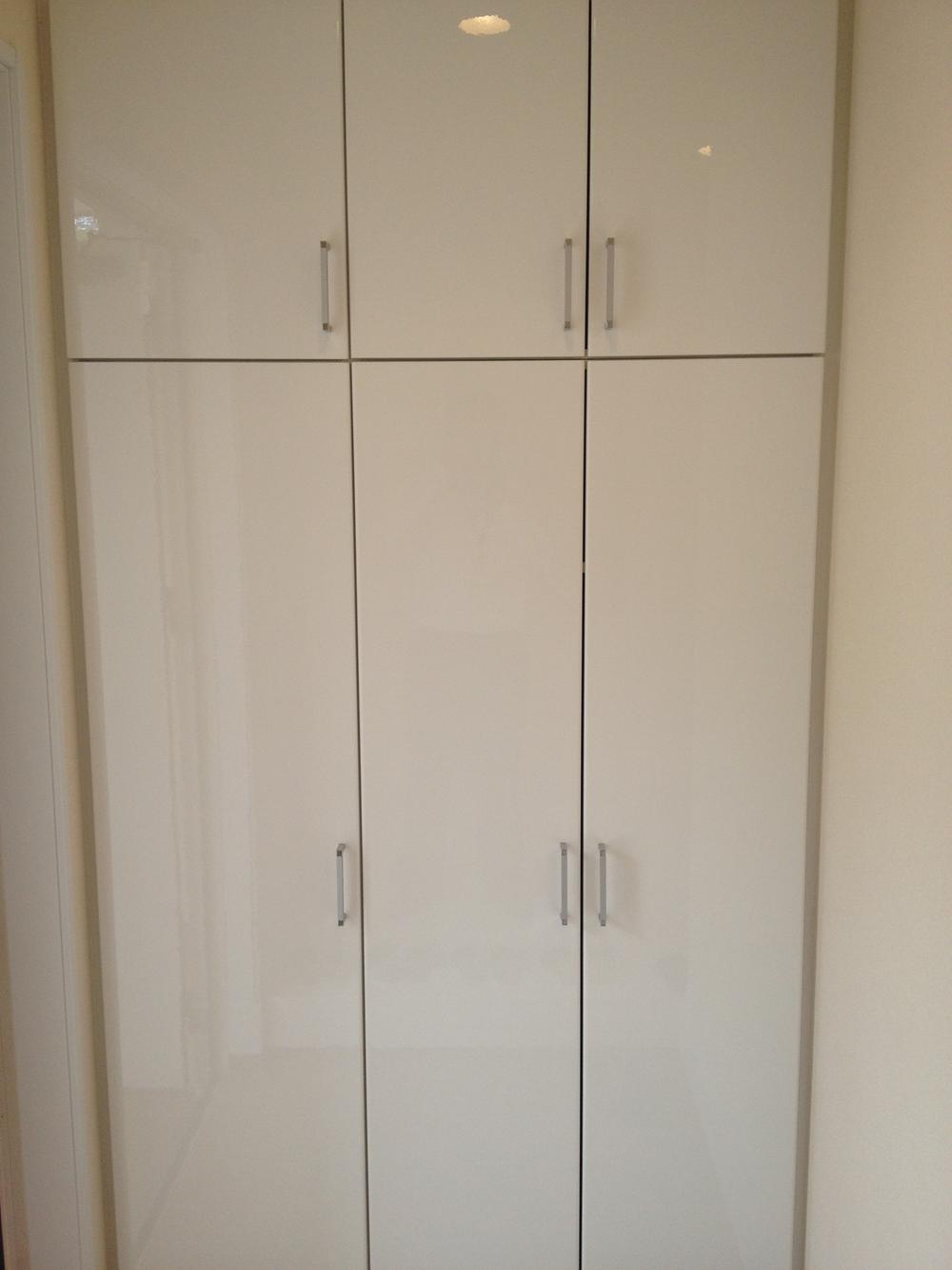 Other introspection. Large shoes closet