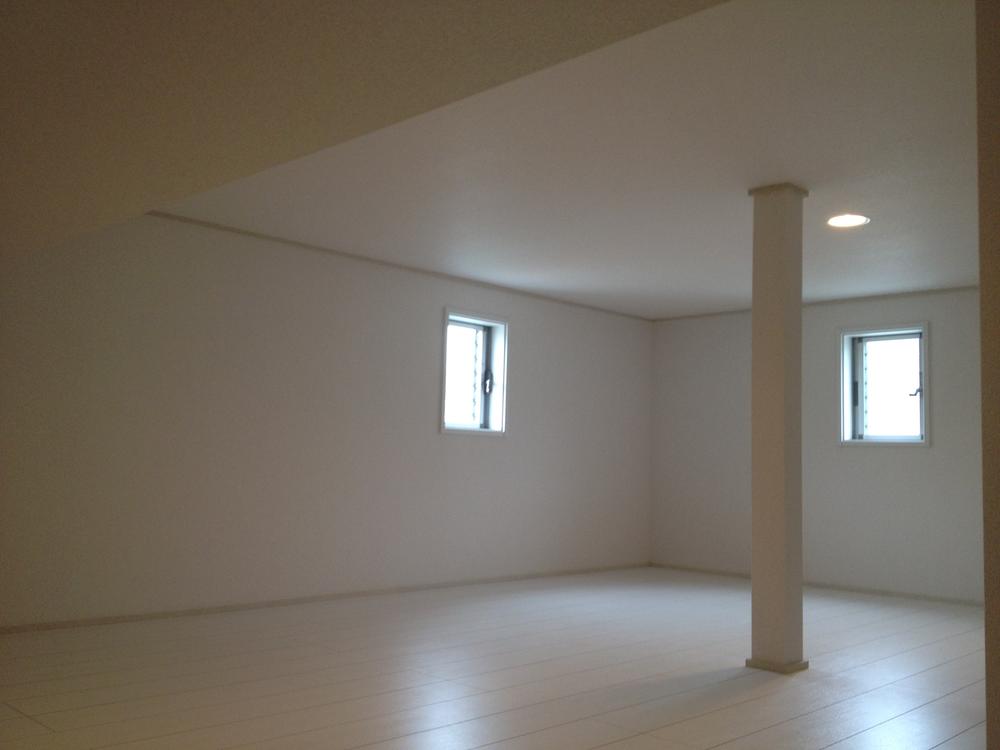 Other introspection. Spacious attic storage of 10 Pledge