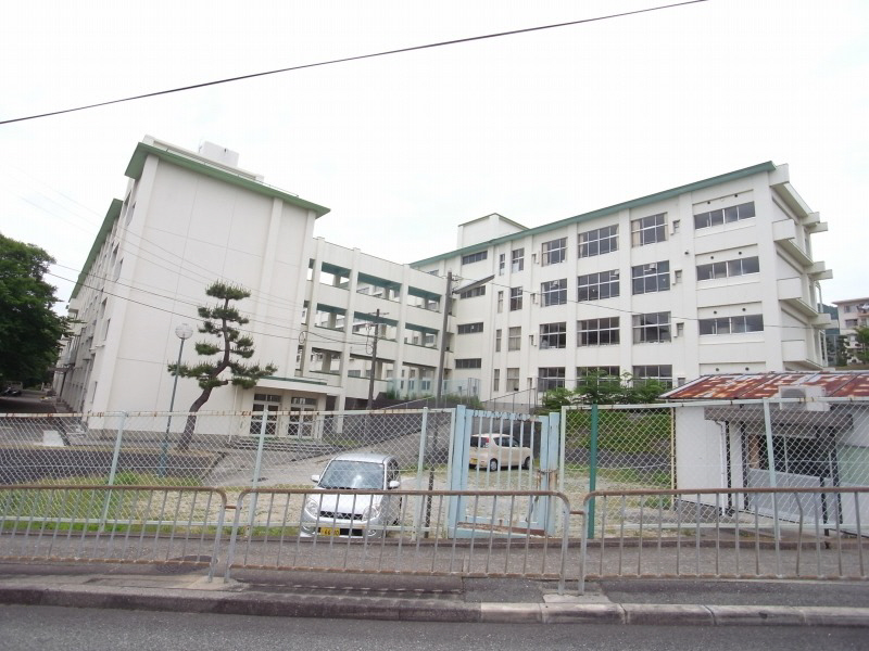 Junior high school. 1452m to Kawanishi junior high school (junior high school)