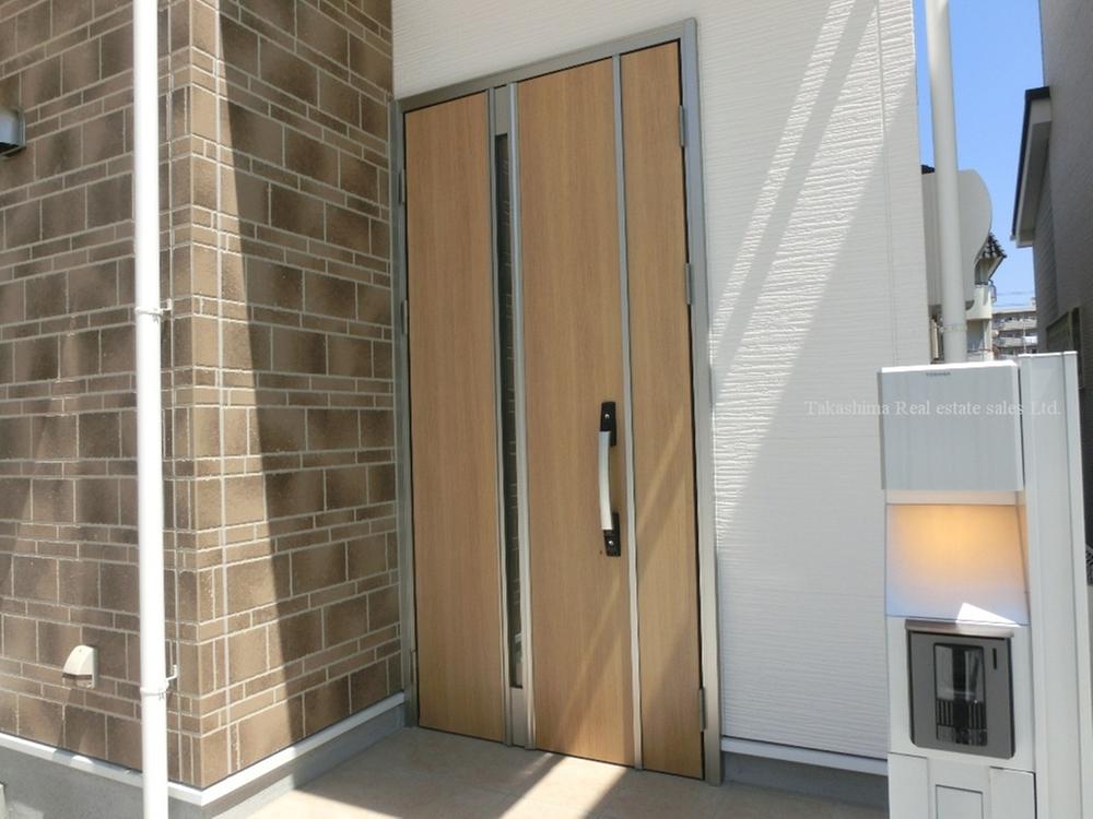Entrance. Entrance door ・ Function gatepost