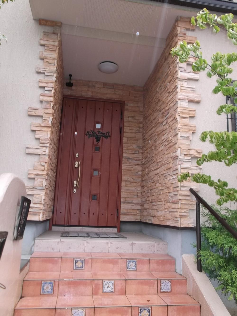 Entrance. Tile is stretched