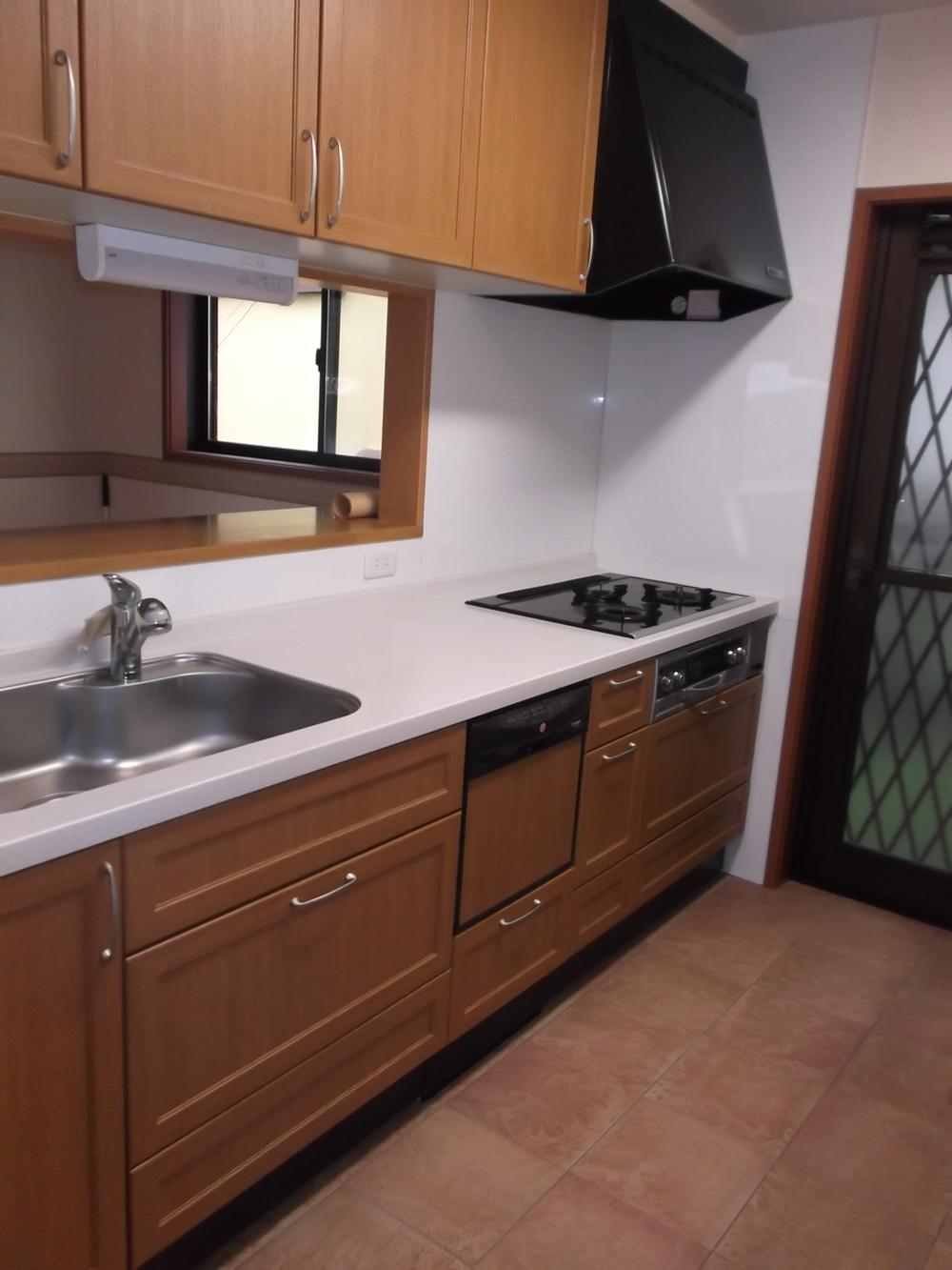 Kitchen. With dish washing dryer