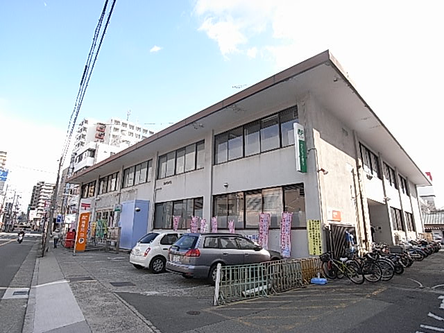 post office. 400m to the post office (post office)