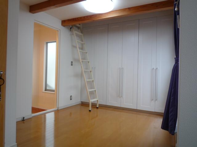 Other introspection. Second floor Western-style room about 9 Pledge. Bulkhead. 2 room.