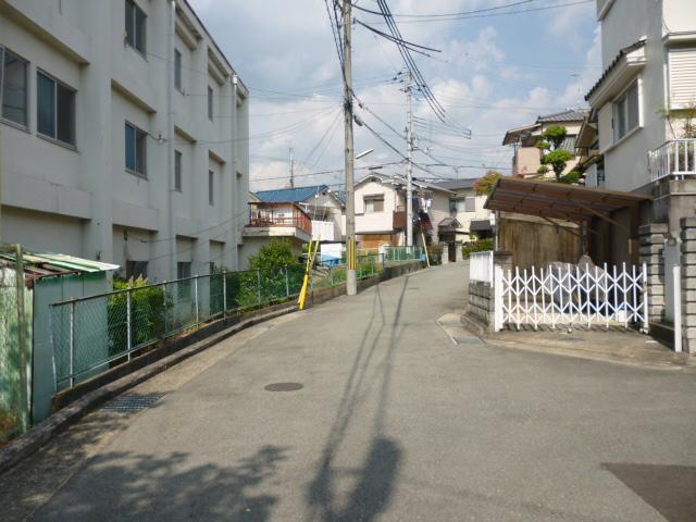 Local photos, including front road. Property of the north front of the road (from the west)