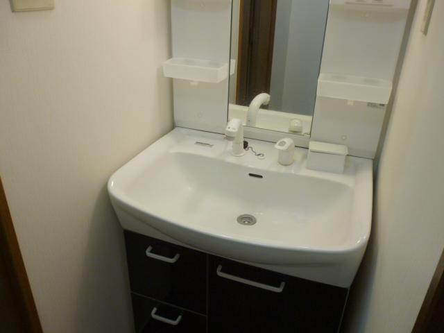 Wash basin, toilet. Wash basin